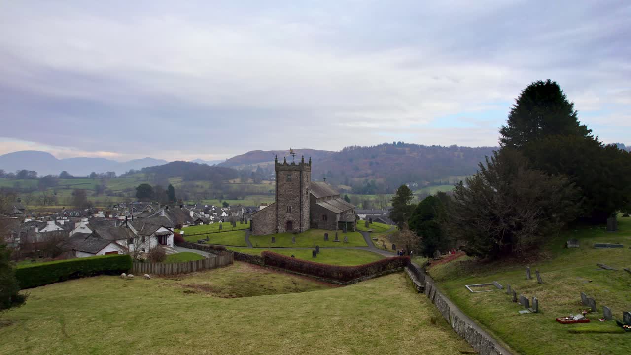 drone, imágenes aéreas del pueblo histórico de hawkshead, una ciudad antigua en el distrito de los lagos, cumbria