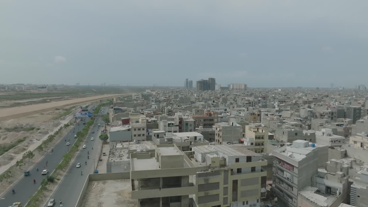 vista aérea de la densa expansión urbana en el centro de karachi al lado de la autopista