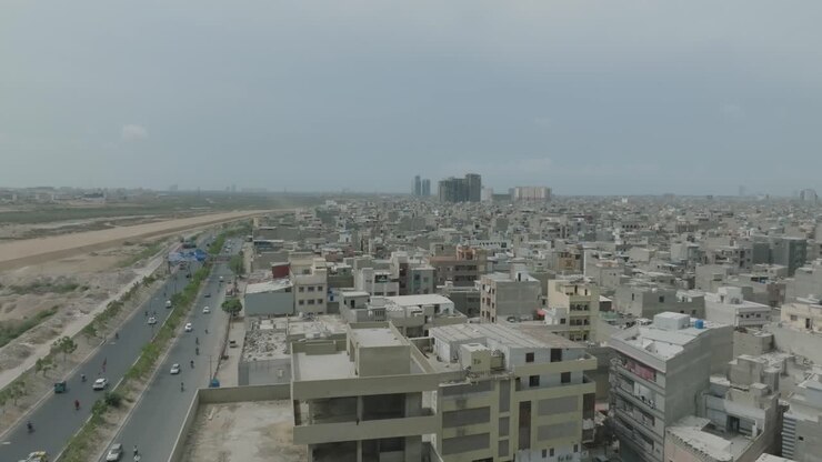 Vista aerea di una densa espansione urbana nel centro di Karachi accanto all'autostrada