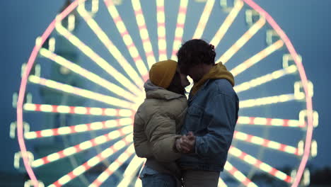 pareja romántica bailando al aire libre