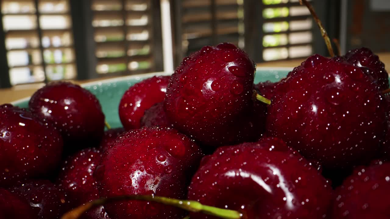 Primo piano di ciliegie rosse fresche con goccioline d'acqua
