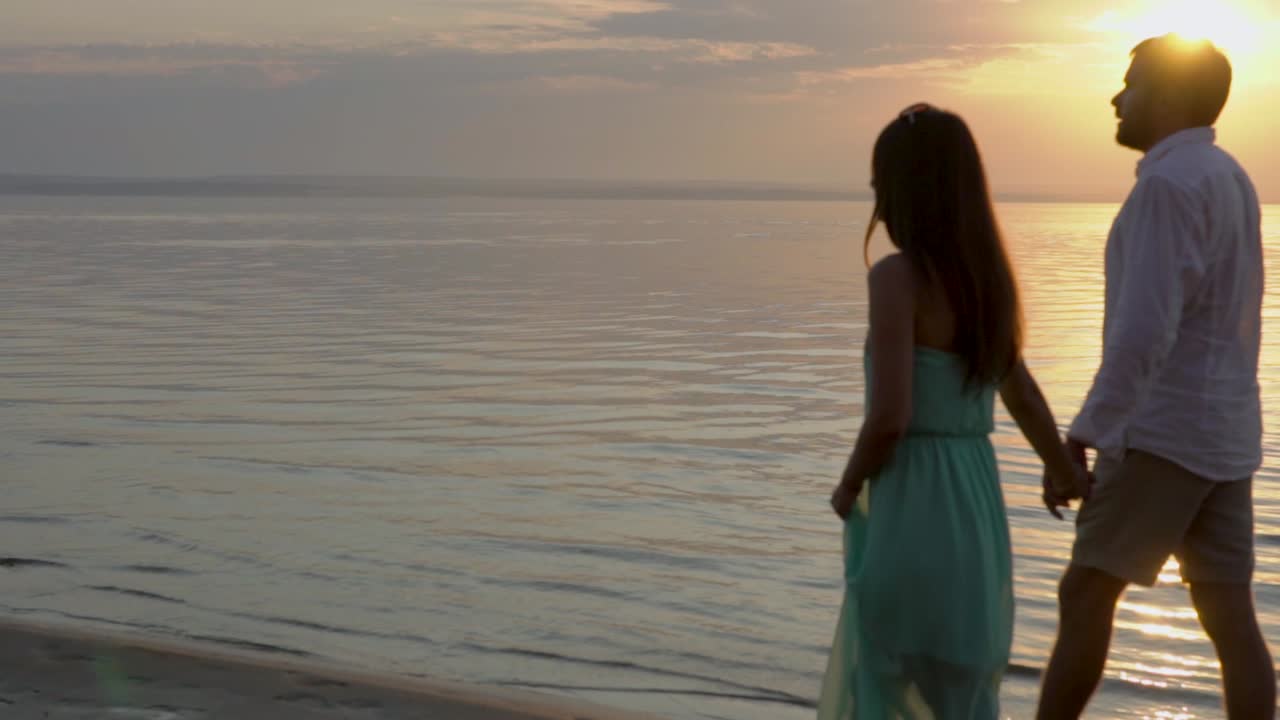 해질녘 해변을 걷는 커플