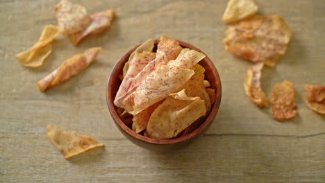 chips de taro crujientes - taro frito o al horno en rodajas