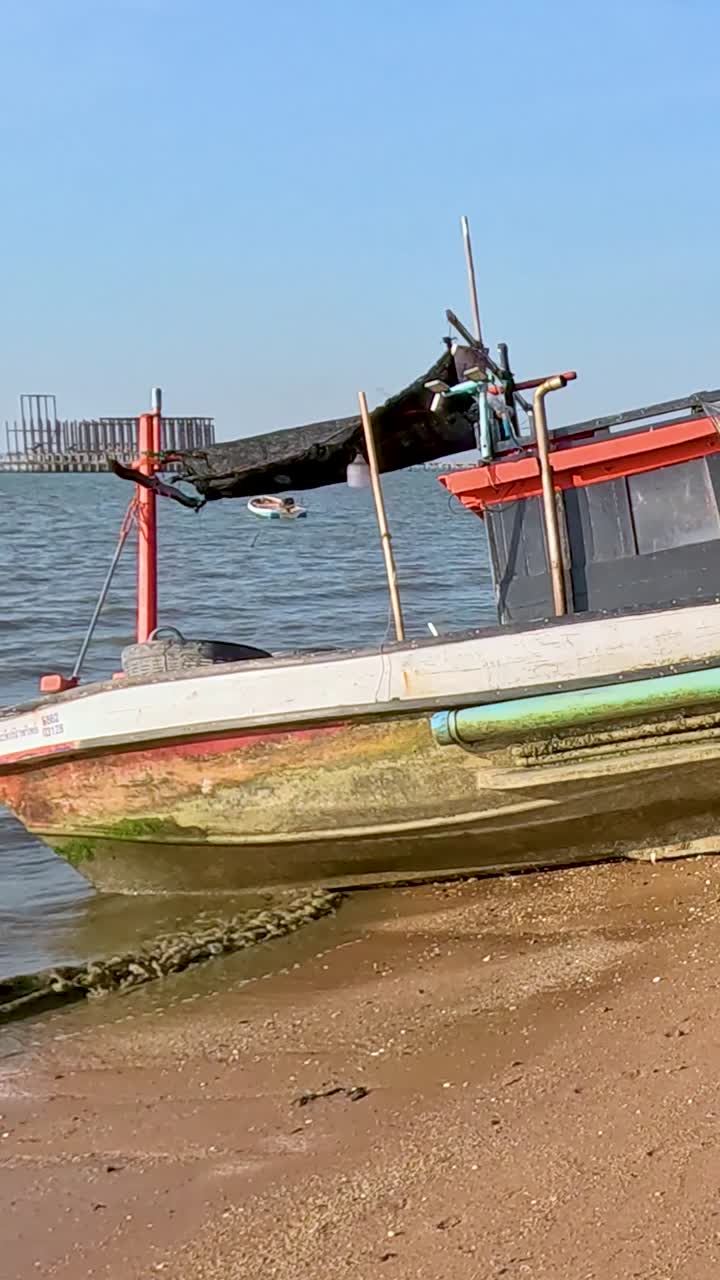 un barco descansa en una playa de arena