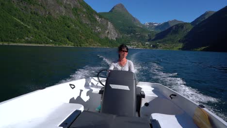 mujer conduciendo un barco a motor