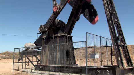 Primer-Plano-De-La-Bomba-De-Aceite-En-California,-Estados-Unidos