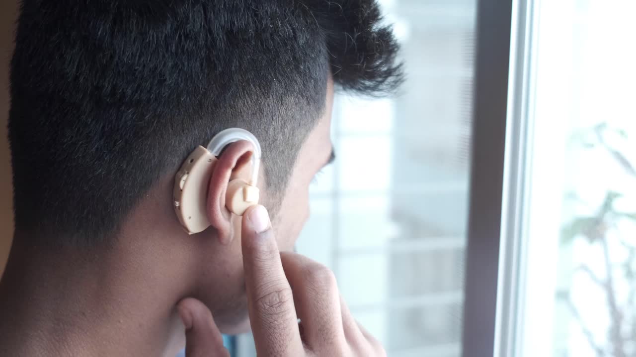 hombre con un audífono