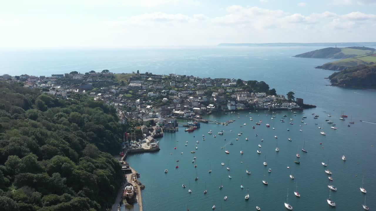 영국 남부 콘월의 포위 강에 있는 콘월 마을 폴루안의 넓은 공중 전망