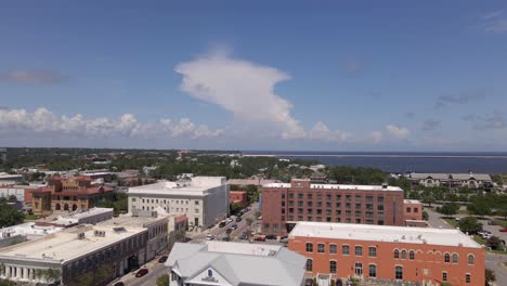 un dron disparó sobre el centro histórico de pensacola en florida en un día parcialmente nublado y soleado