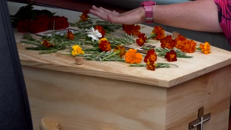 captura de pantalla de un ataúd funerario en un coche fúnebre o capilla o entierro en el cementerio