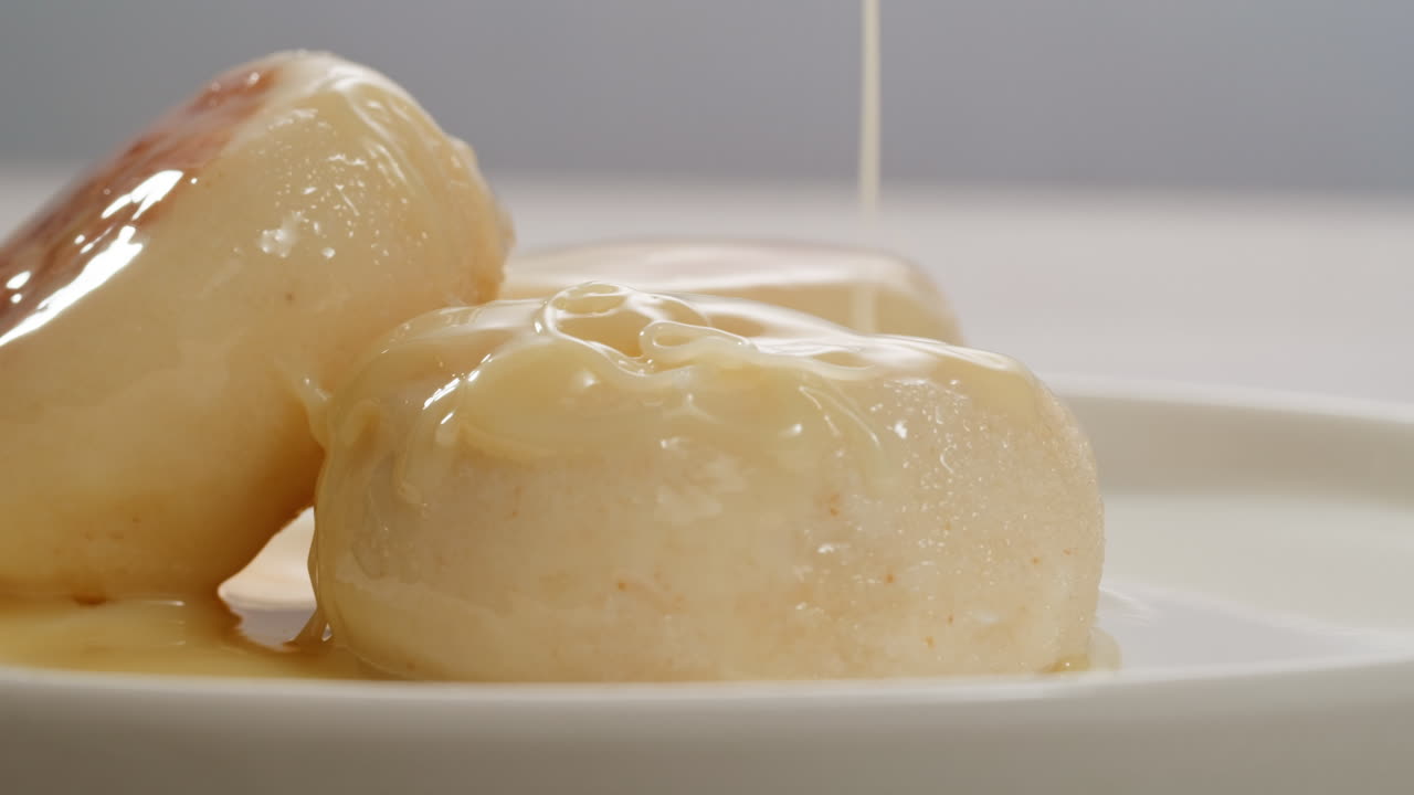 고품질의 4k 영상으로 색 식탁 천을 가진 테이블에 응축 우유와 함께 치즈 쿠키