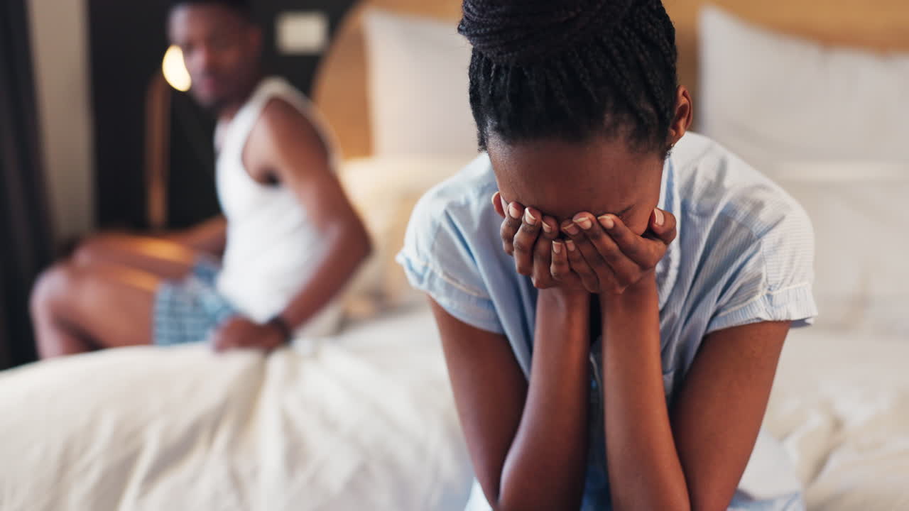 Coppia, donna che piange e sconvolta in camera da letto