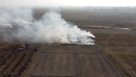 toma aérea de rastrojos en llamas en el campo