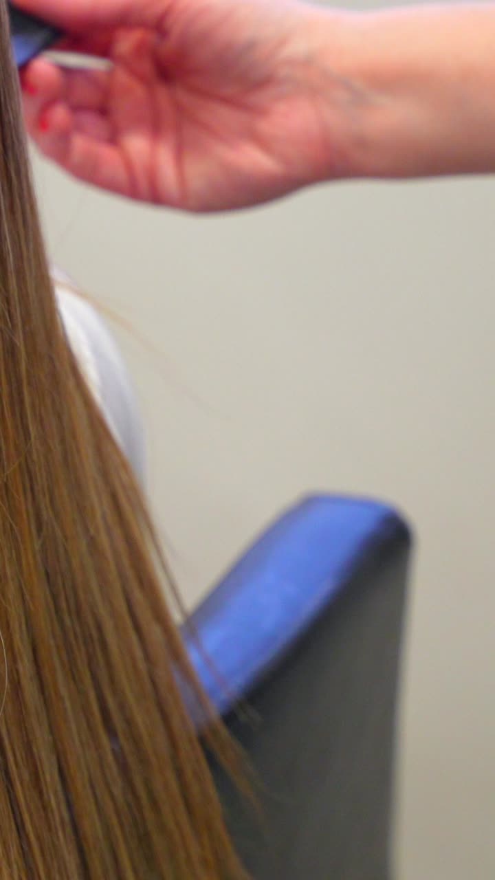 Primer plano de cabello rubio con mechas