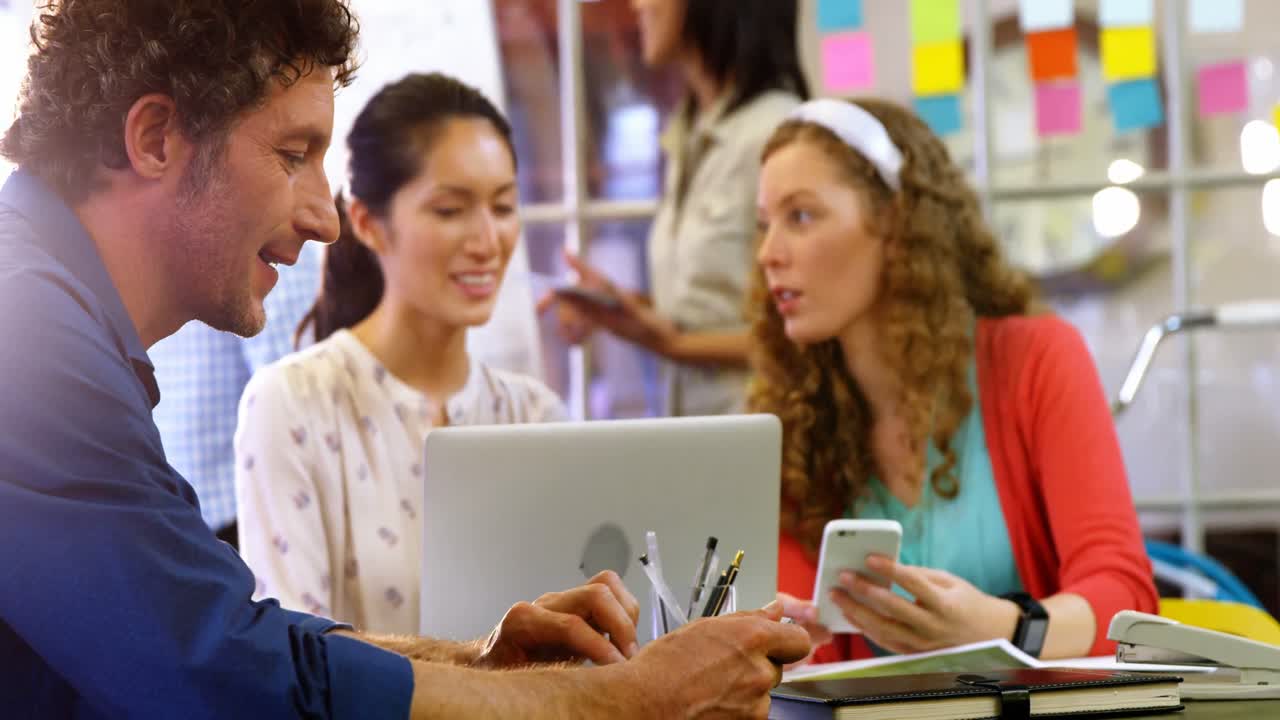 ejecutivos de negocios que interactúan entre sí