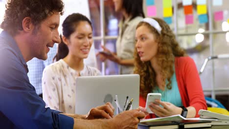 ejecutivos de negocios que interactúan entre sí