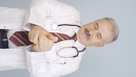 el video vertical del viejo médico describe el lavado de manos.