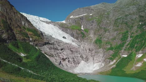 toma aérea del glaciar bøyabreen en noruega en un día de verano