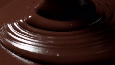 Verter-Chocolate-Caliente-Oscuro-Derretido-De-Primera-Calidad,-Proceso-De-Elaboración-De-Postres-Dulces-De-Confitería,-Glaseado