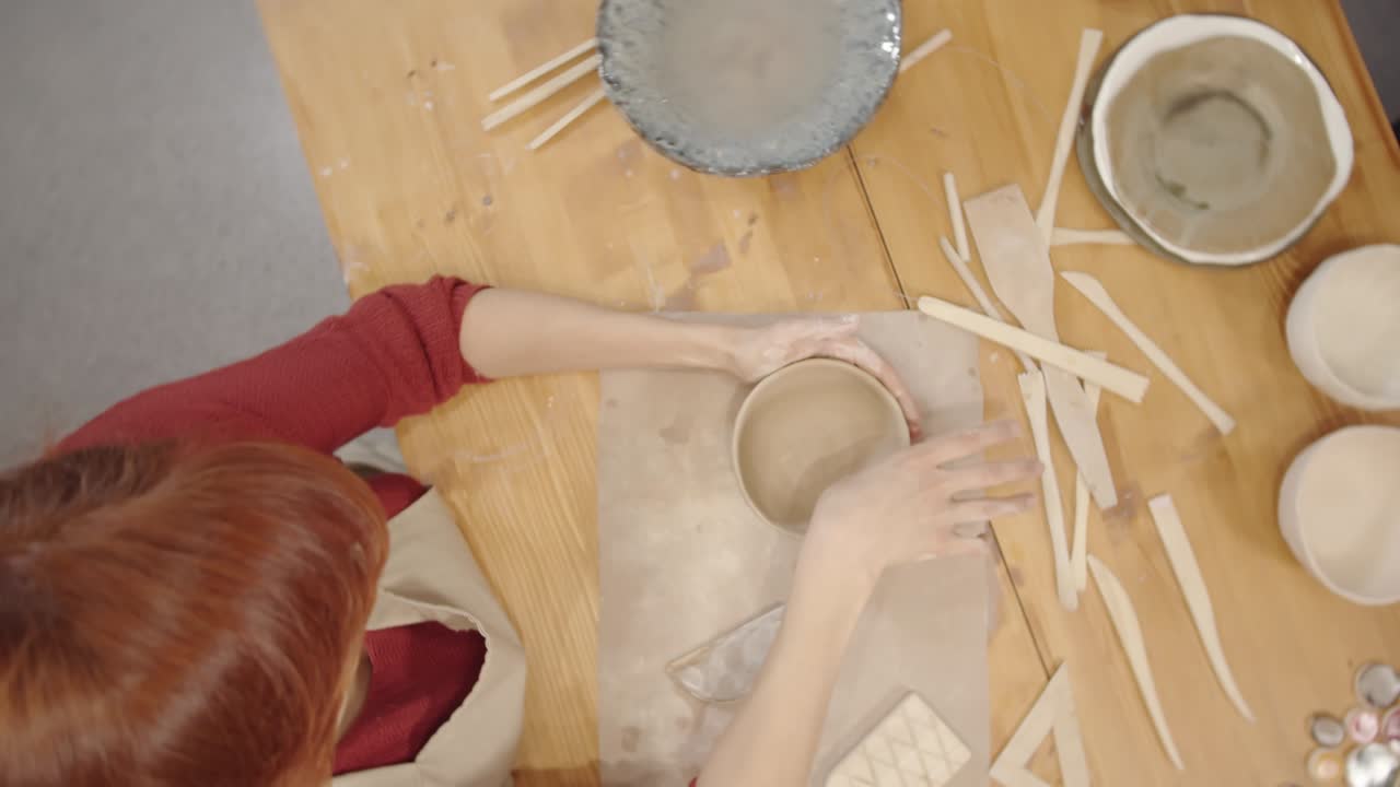 엄지손가락으로 진 그의 내면을 부드럽게 하는 여성 장인