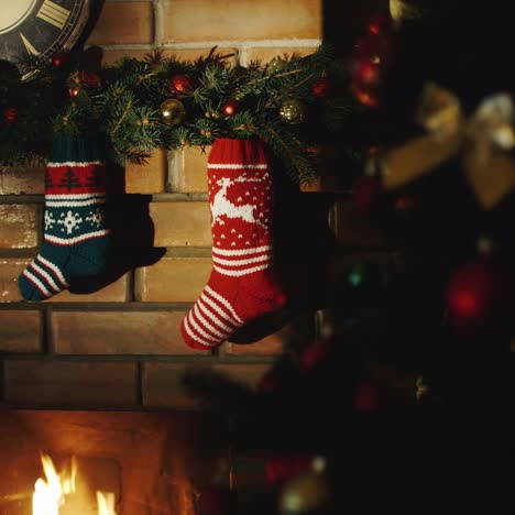 Weihnachtsgeschenksocken-Hängen-über-Dem-Kamin,-Wo-Das-Feuer-Brennt-4