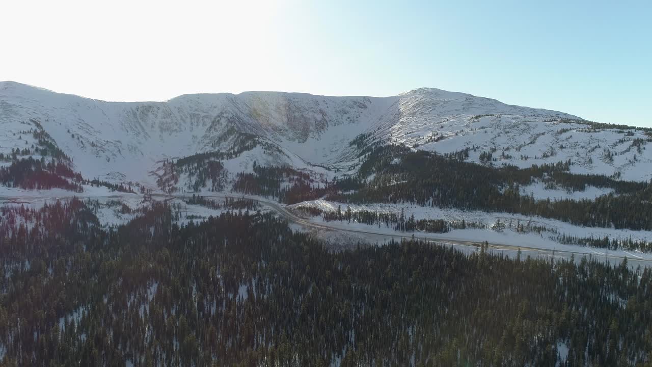 vista aérea de una cordillera cubierta de nieve