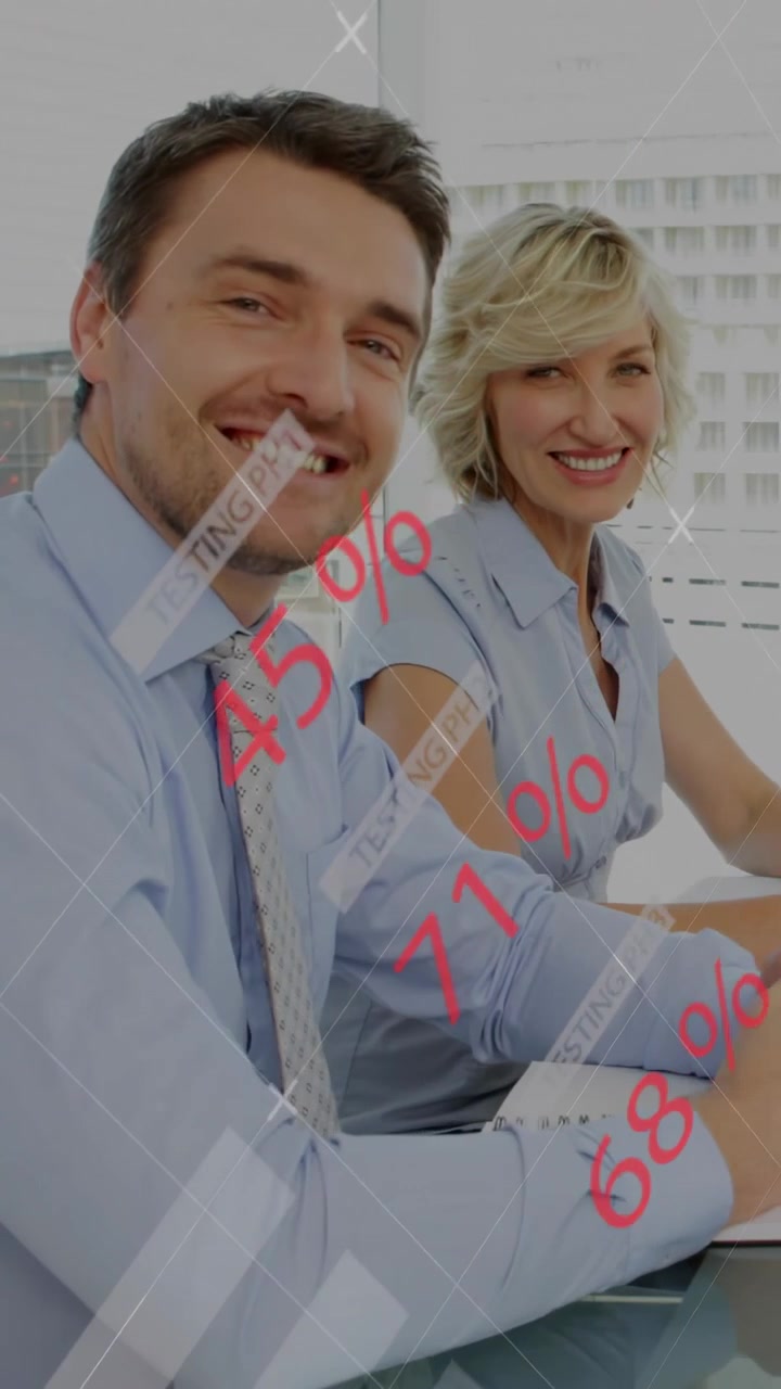 Video vertical: Hombre girando, mujer revisando, datos financieros volviéndose rojos sobre ellos, mostrando ganancias.