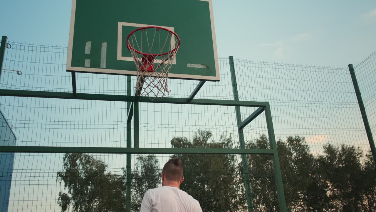 hombre disparando una pelota de baloncesto