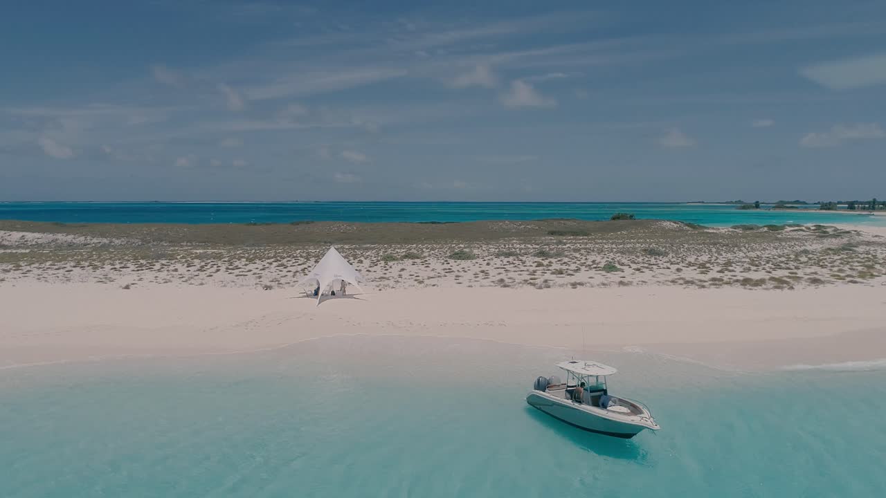 pareja de enamorados en carpa de playa en playa de arena blanca entre isla tropical, los roques