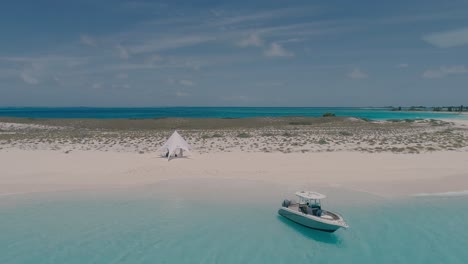 para kochanków w namiocie plażowym na białej, piaszczystej plaży wśród tropikalnej wyspy los roques