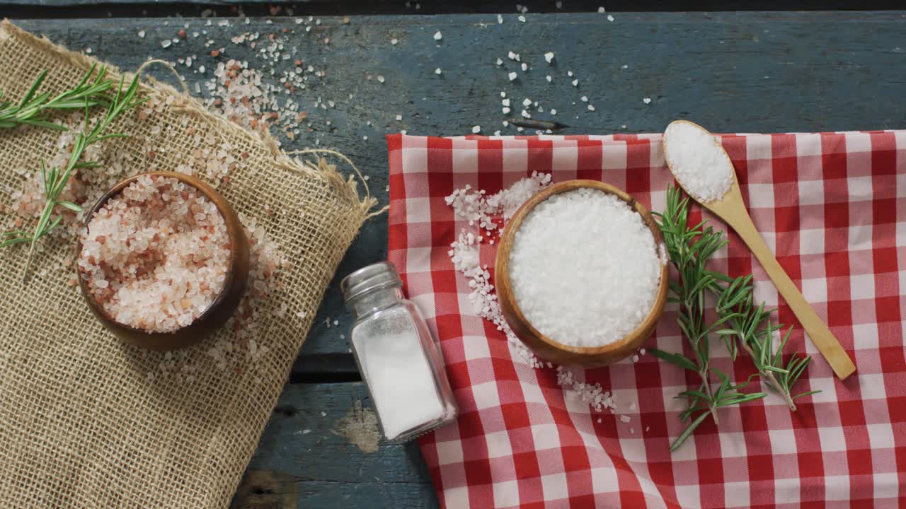vídeo de galho de alecrim e colher de sal em fundo de madeira