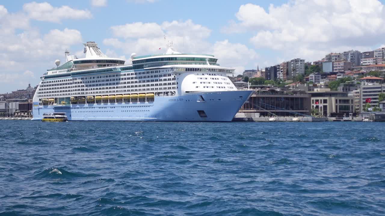 이스탄불 항구 에 있는 크루즈 선박