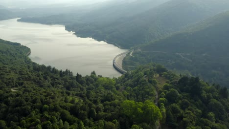 Sobrevuelo-De-Drones-Hermoso-Lago-Ordunte,-Embalse-Rodeado-De-Colinas-Boscosas,-España