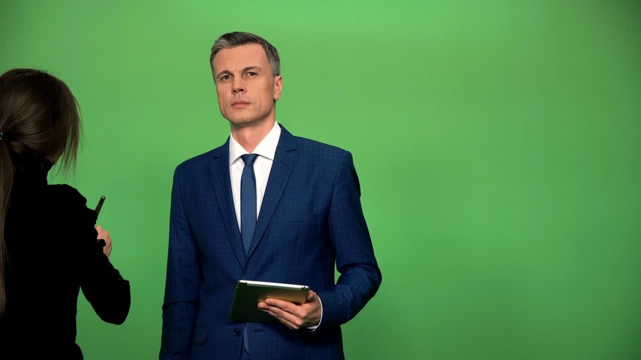 소식을 전하는 동안 성인 남자