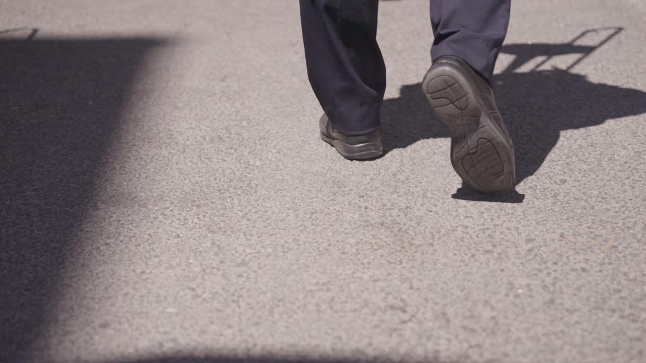sombra de trombonistas caminando en un desfile en un soleado día de verano