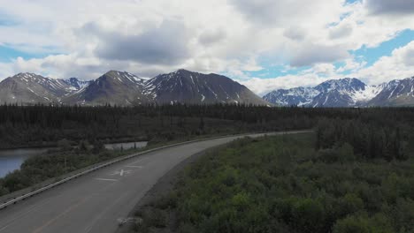 4K-Drohnenvideo-Von-Berggipfeln-Und-Granitbach-In-Der-Nähe-Des-Denali-Nationalparks-In-Alaska-An-Einem-Sonnigen-Sommertag