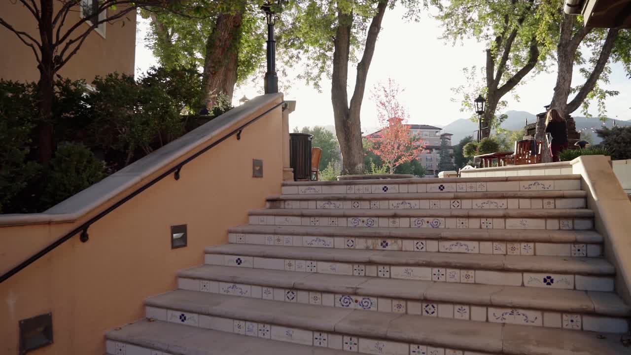 태양 플레어는 폭포가 있는 광장 산책로를 강조합니다.