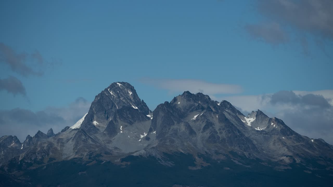Timelapse af skyer, der ruller over bjerge i Ushuaia, Ildlandet, Argentina.