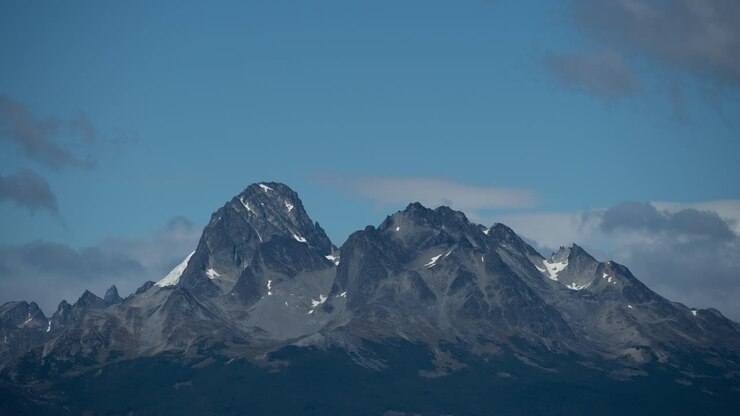 Timelapse af skyer, der ruller over bjerge i Ushuaia, Ildlandet, Argentina.
