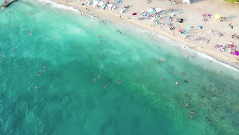 Vista-Aérea-De-Arriba-Hacia-Abajo-De-Personas-Nadando-En-El-Mar