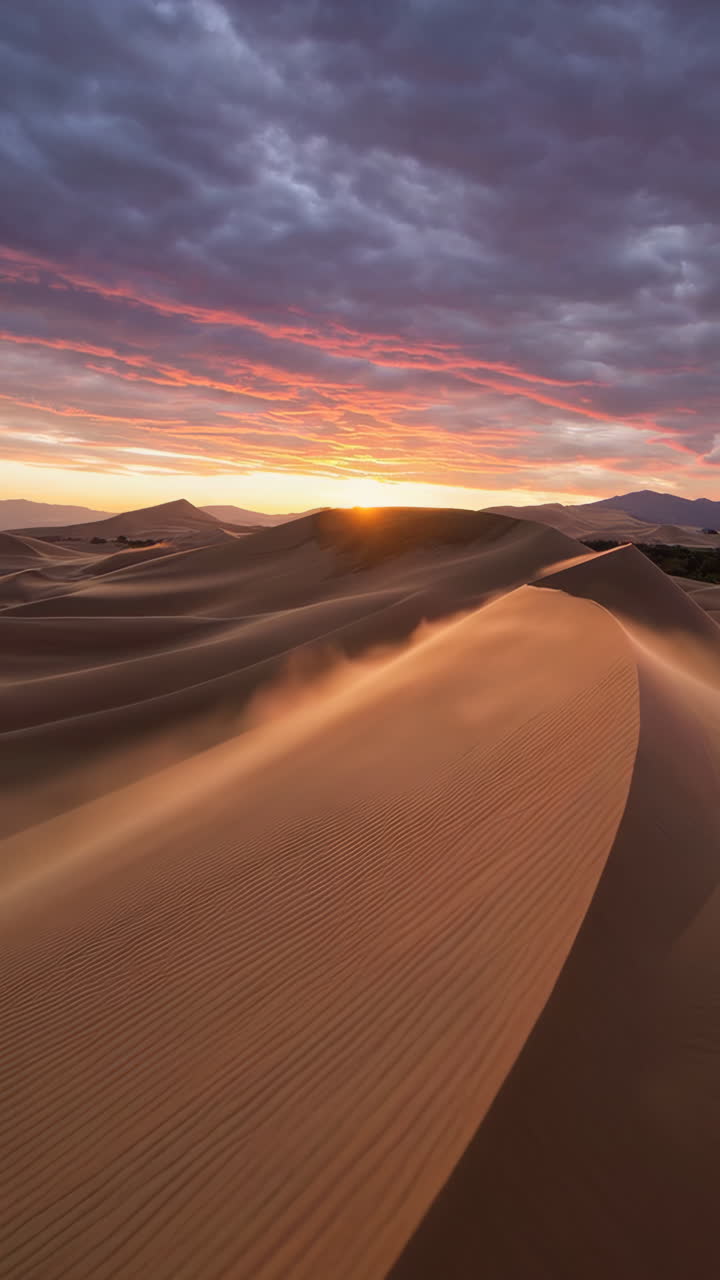 el amanecer del desierto sobre las dunas de arena