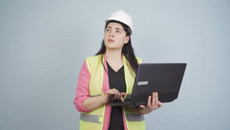 Ingeniero-Trabajando-En-Proyecto-En-Computadora-Portátil.