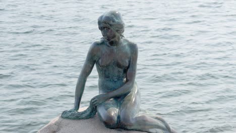 the little mermaid statue in copenhagen denmark