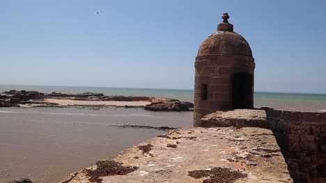 El-Edificio-Sqala-En-Essaouira,-Marruecos,-Es-Una-Estructura-Histórica-Con-Forma-Cuadrada,-Gruesos-Muros-De-Piedra-Y-Elementos-Decorativos