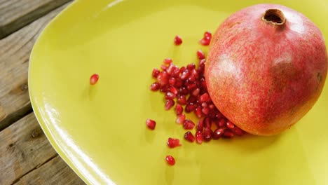 Pomegranate-with-seeds-in-plate-4k