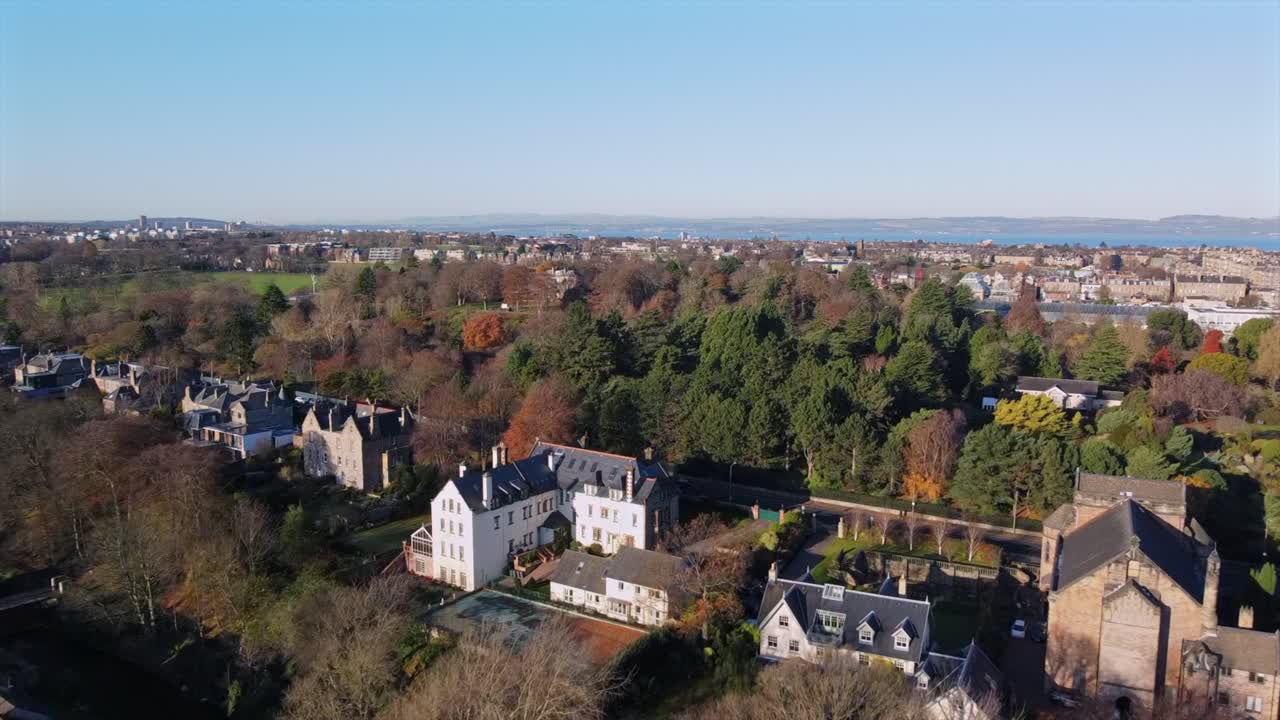 Vista aerea di una città con case e alberi