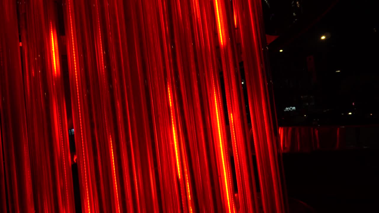 las luces rojas se mueven hacia arriba en los tubos