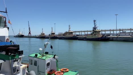 acérquese a algunos barcos de las fuerzas armadas en el puerto de alcântara, portugal.