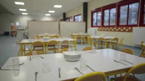 el comedor escolar de los niños se está preparando para servir