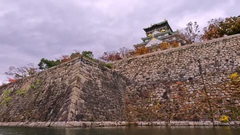 Vista-Desde-El-Foso-Del-Castillo-Al-Famoso-Castillo-De-Osaka-En-Japón